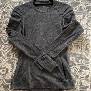 Lululemon long sleeve shirt size 6. Pleated sleeves and one side pocket.